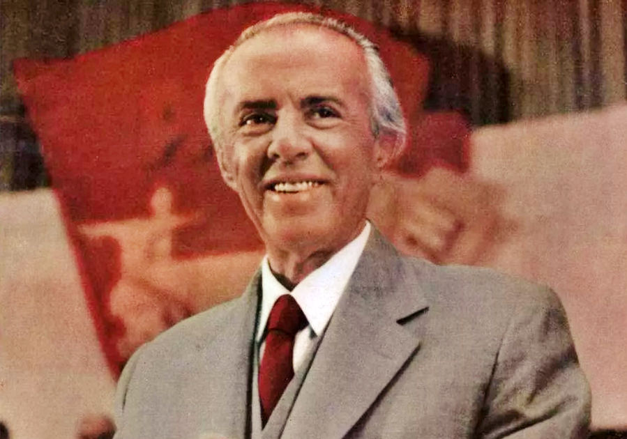 A është Enver Hoxha një figurë për t u nderuar  Përfshirja e tij hap debat në Kuvend