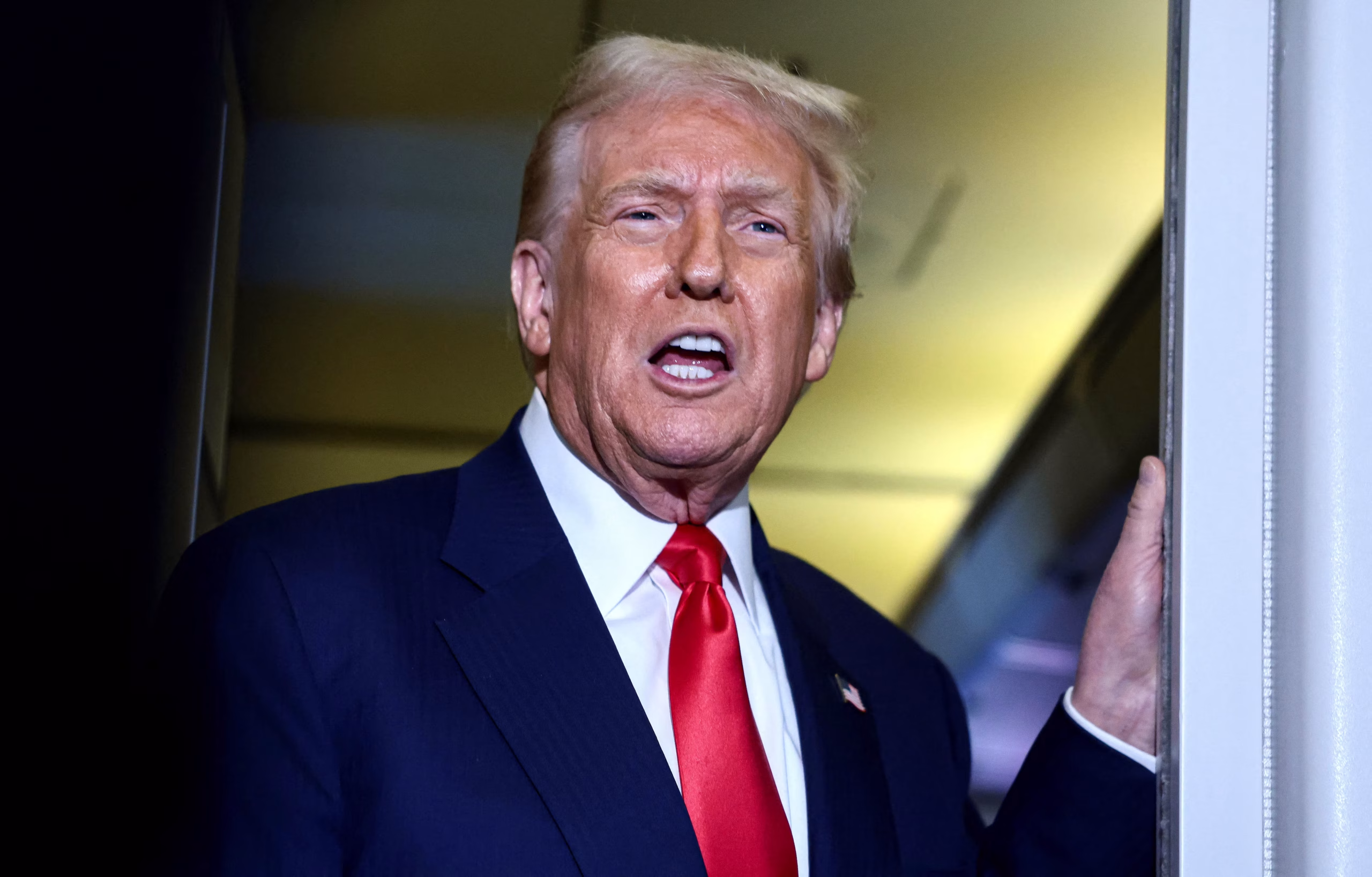 Trump ul numrin e pranimit të refugjatëve, prioritet afrikanojugorëve të bardhë