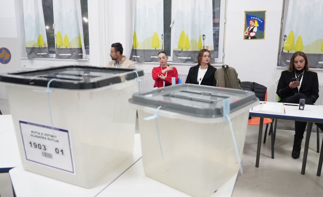 Kosova mban zgjedhjet lokale, votojnë Osmani dhe Kurti