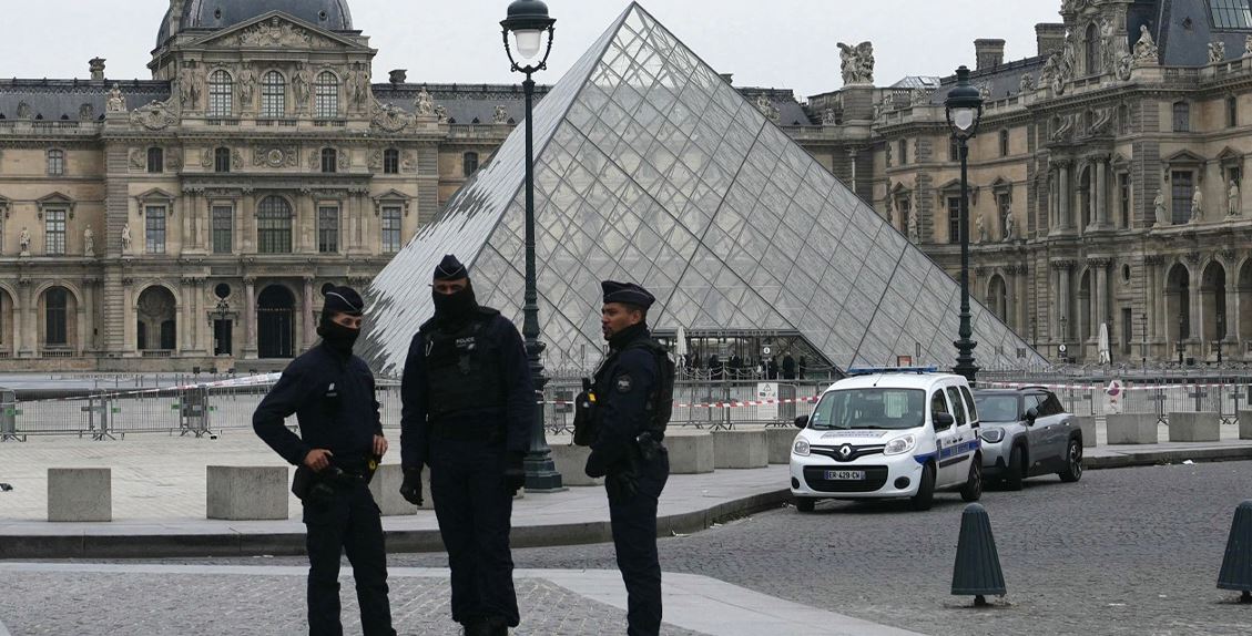 Ekipi që hetoi grabitjen e Kardashian në Paris po kërkon hajdutët e Luvrit