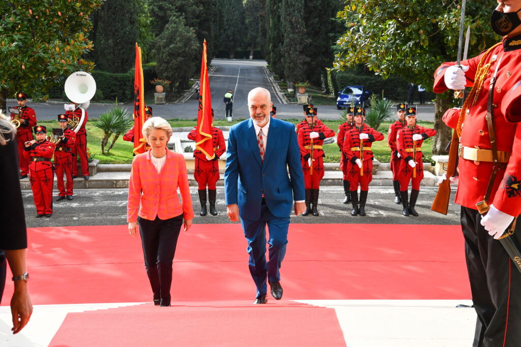 Presidentja e KE së Von der Leyen mbërrin sot në Tiranë  takime me Ramën dhe Begaj