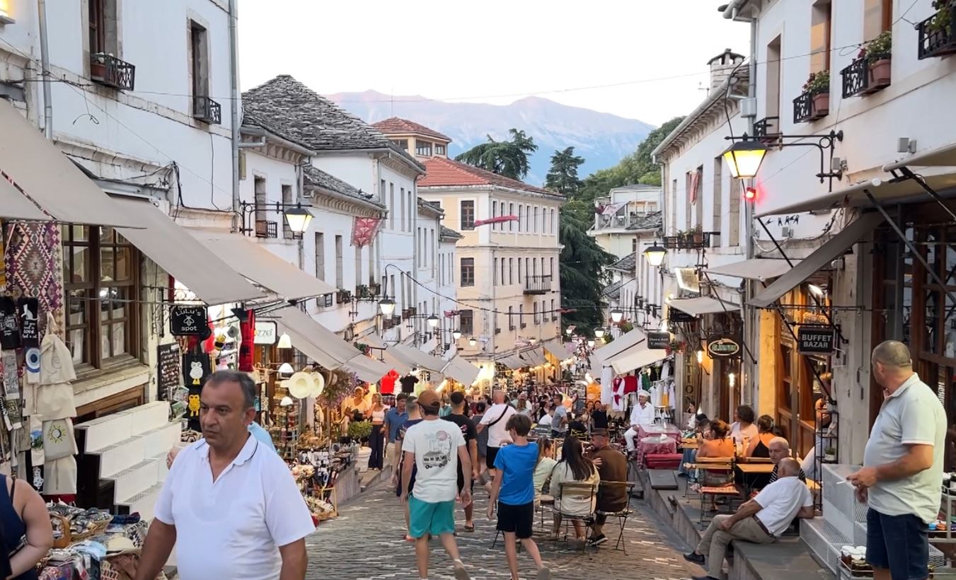 Mungojnë tabelat informuese në Gjirokastër, vështirësi për orientimin e turistëve