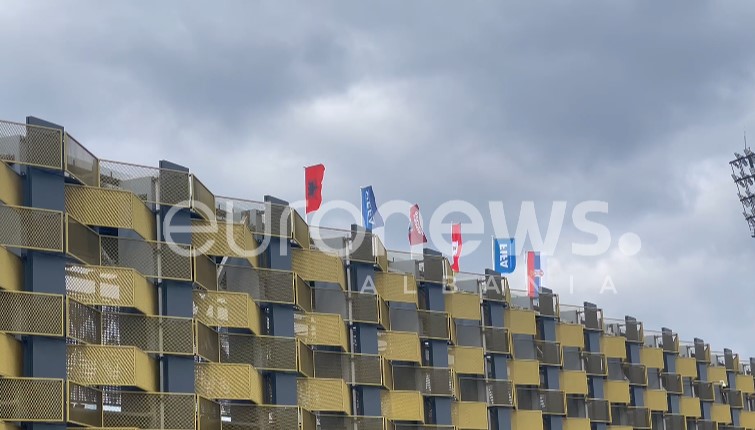 VIDEO  Flamuri kuqezi ngrihet në stadiumin e Leskovacit para sfidës me Serbinë