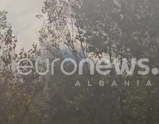 VIDEO/ Zjarr me shpërthime municionesh në Çole, fëmijët largohen me panik