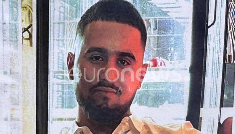 Foto e 17 vjeçarit  u përplas nga Porsche kur po vinte me motor nga puna si kamarjer