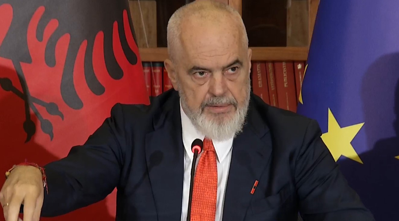 Rama: Do të kërkohet leje edhe për muret rrethuese, kanë zaptuar pjesë të trotuareve