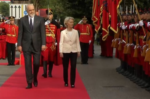 VIDEO/ Rama pret presidenten e KE-së, nis takimi me Von der Leyen