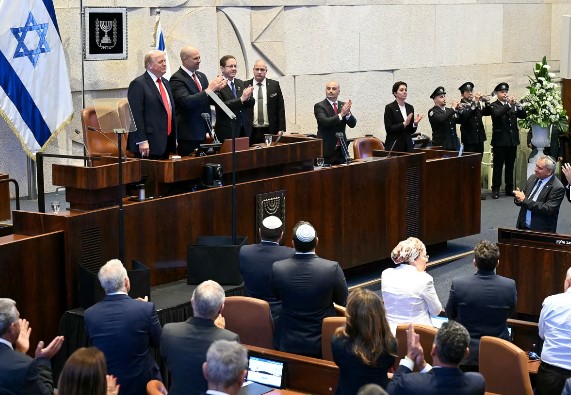 Trump pritet me duartrokitje në parlamentin izraelit  të pranishmit ngrihen në këmbë