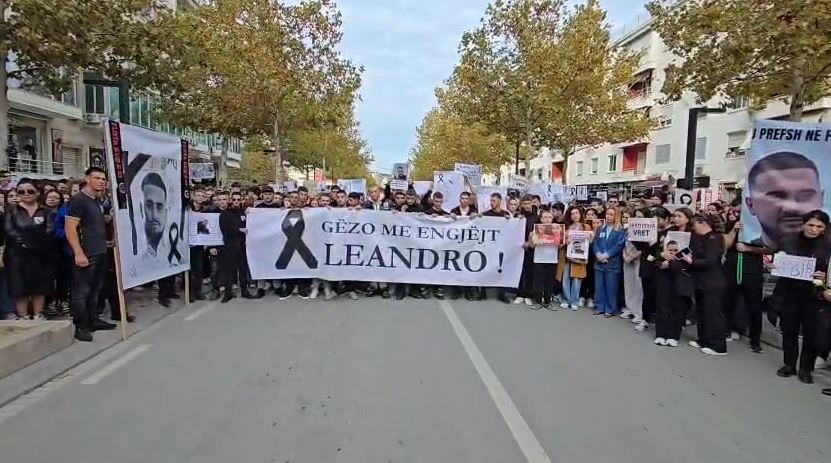 Qindra qytetarë marshojnë në rrugët e Vlorës për 17 vjeçarin që u vra në aksident
