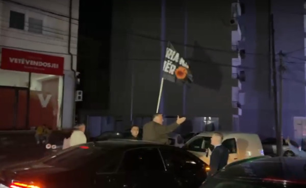 FOTOLAJM/ Nis festa e PDK-së në Mitrovicën e Jugut, simpatizantët dalin me flamuj