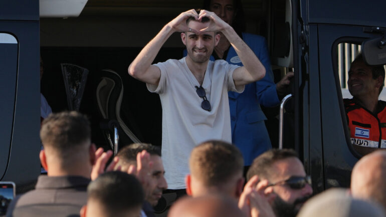 Lidhja me zinxhir deri tek torturat  pengjet e Hamasit tregojnë përjetimin tragjik