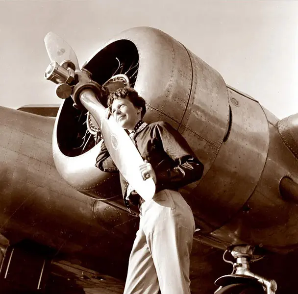 Rihapet një nga misteret më të mëdha, FBI kërkon të dhëna për Amelia Earhart