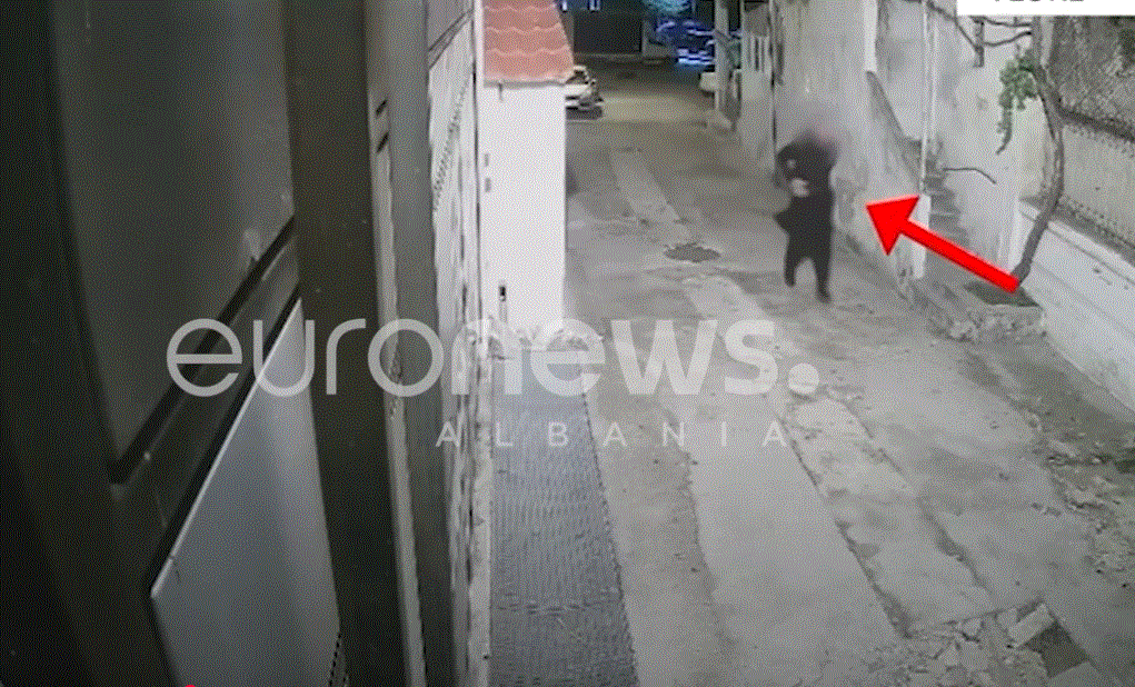 Vlorë/ U vetëplagos me armë zjarri, dalin pamjet kur i riu hedh armën (VIDEO)