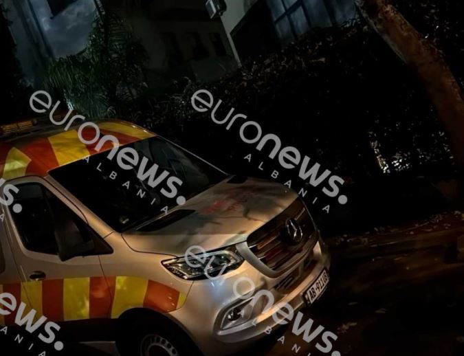 Furgoni me arsenal armësh i kamufluar si “mirëmbajtja rrugore”