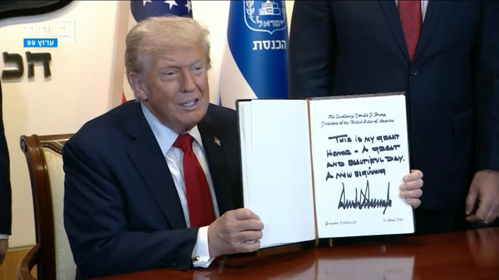 VIDEO/ Trump nënshkruan librin e të ftuarve në parlamentin izraelit: Një fillim i ri