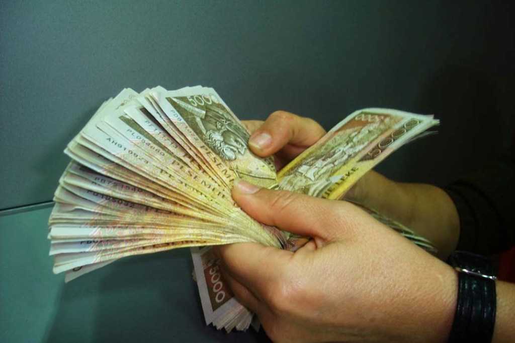 76% e shqiptarëve emigrojnë për paga më të larta, 32% ikin prej nepotizmit
