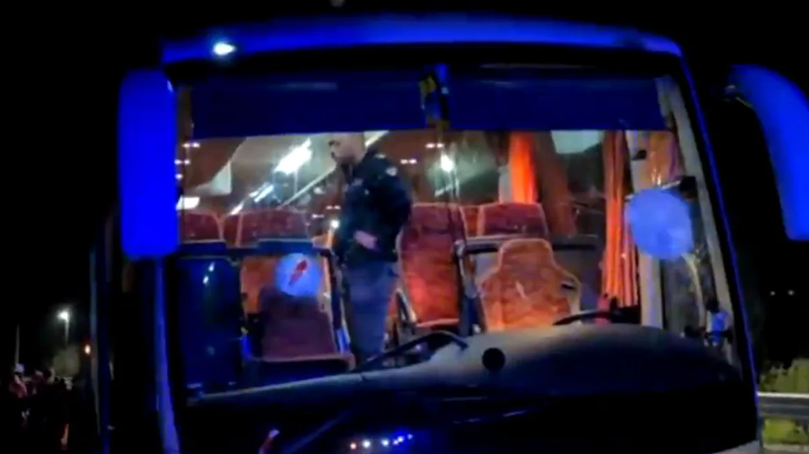 Tifozët sulmojnë autobusin e ekipit kundërshtar, humb jetën shoferi në Itali