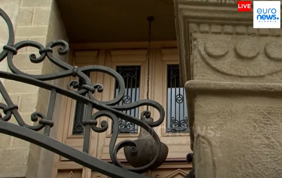 “Gjurmë portash”, çelet ekspozita që risjell në vëmendje identitetin e Korçës