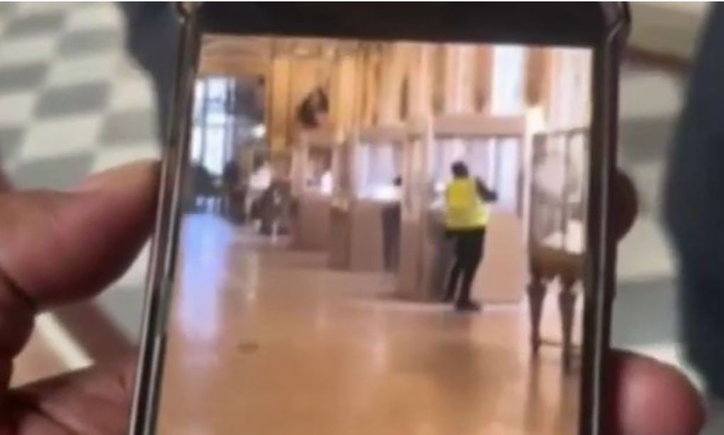 VIDEO/ 7 minuta për të kryer vjedhjen në Luvër, pamjet kur autori thyen vitrinën