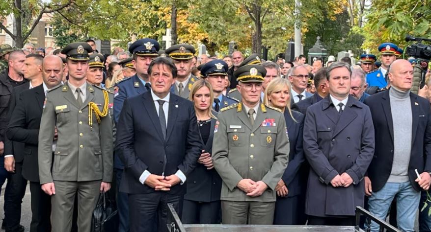 I dënuari për krime lufte në Kosovë varroset me nderime të larta shtetërore në Serbi