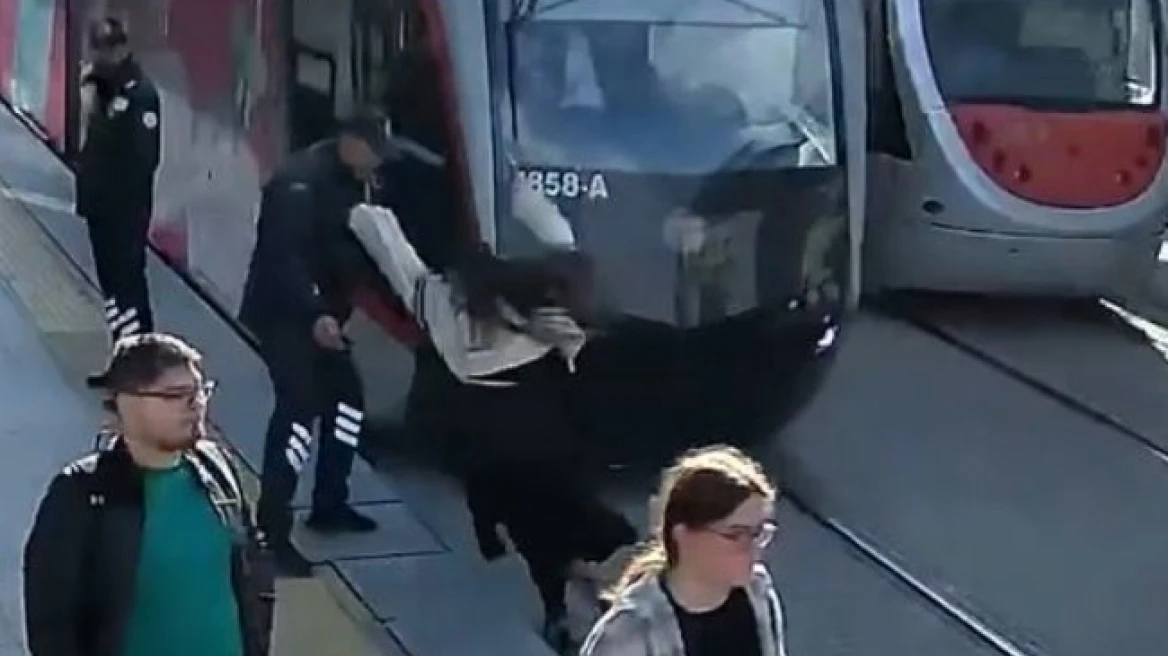 Vajza shpëtohet nga roja i sigurisë në Turqi, për pak po përplasej nga tramvaji