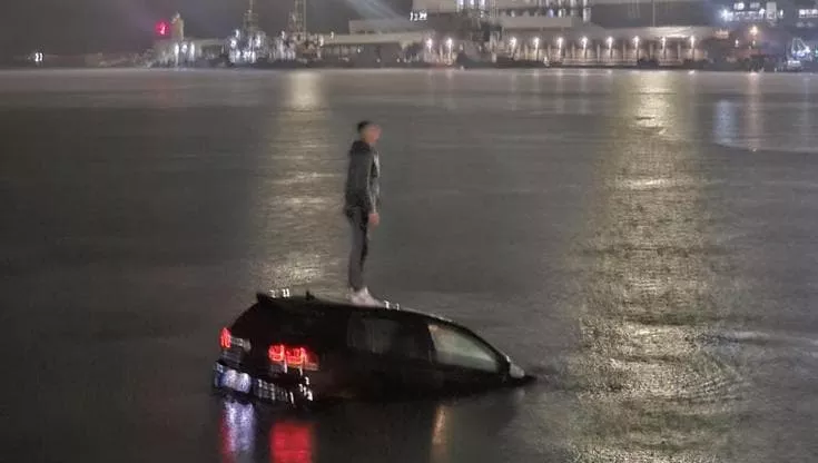 VIDEO  Makina bie në det në Bari  shoferi shqiptar del dhe hipën mbi të