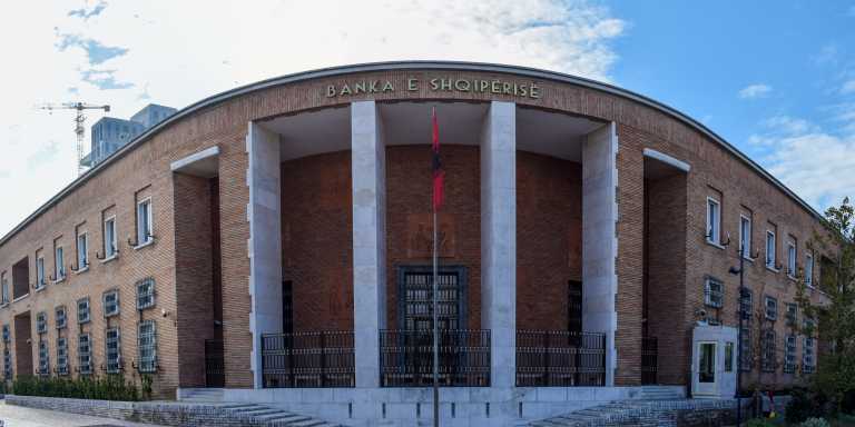 300 kredi të buta në administratë, i marrin policët, ushtarakët dhe mjekët