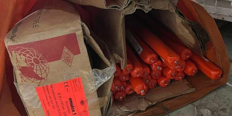 ndalohen-rreth-300-kilograme-eksploziv-ne-kufirin-e-kosoves