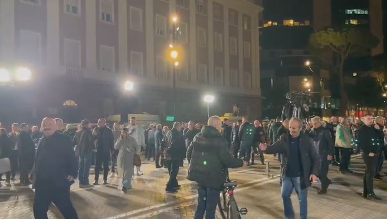 PD protestë para Kryeministrisë, çfarë pritet të ndodhë