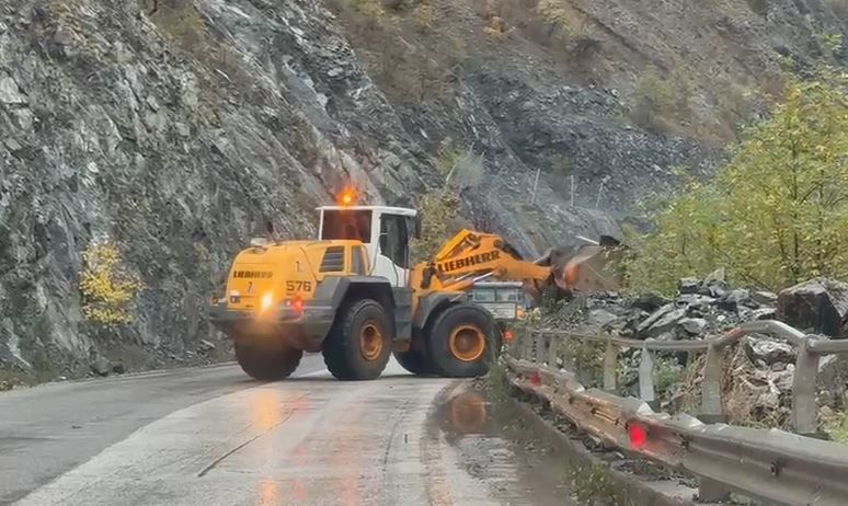 Moti i keq, probleme me energjinë elektrike në disa Bashki! Ja rrugët e bllokuara