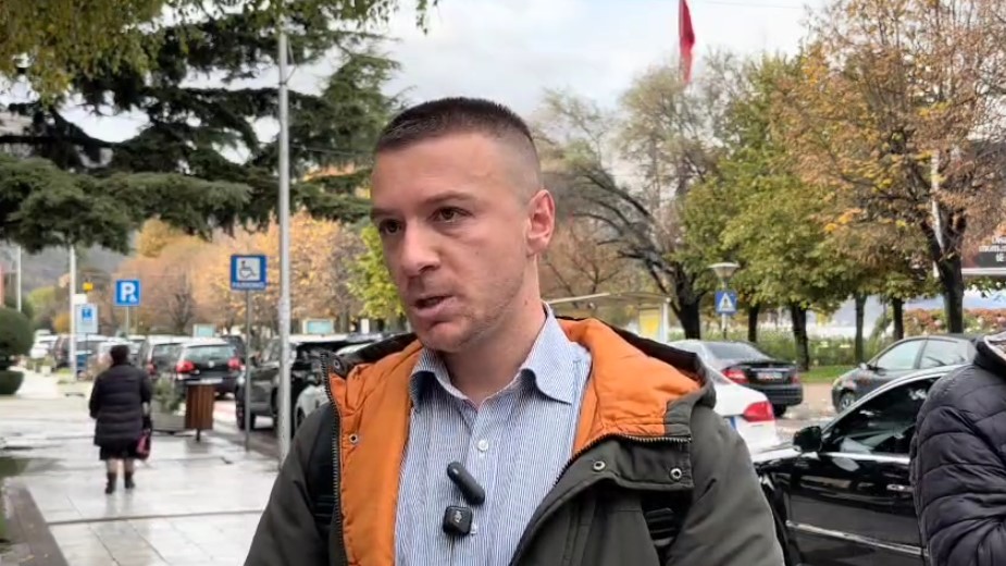 Pogradec  U konfliktua me këshilltarin bashkiak  Muçllari  Turp të kenë  na kërcënoi