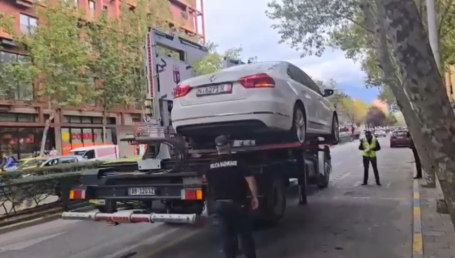 Aksion në Tiranë: Hiqen me karrotrec makinat që bllokojnë korsitë e autobusëve