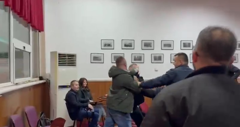 VIDEO  Përplasje fizike në Këshillin Bashkiak të Pogradecit
