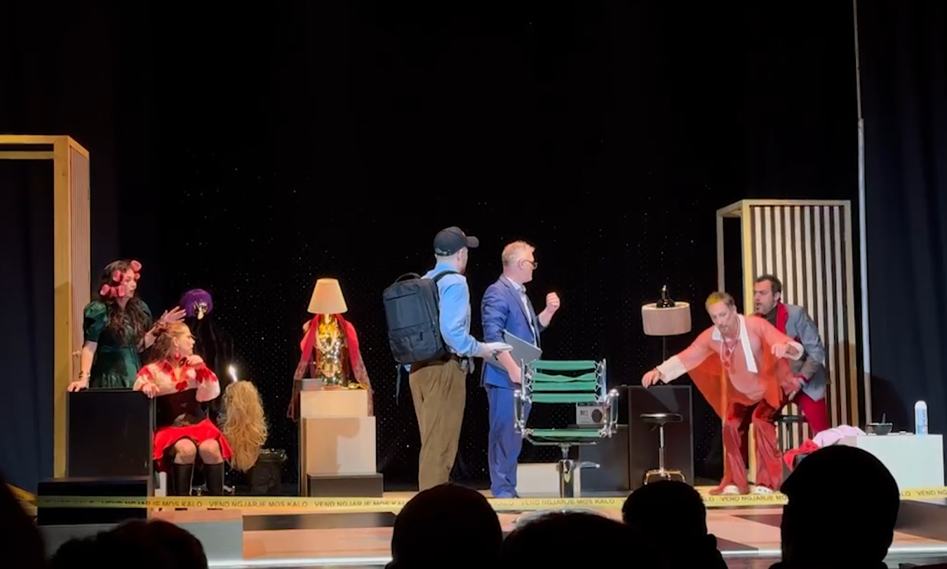 Humor dhe mister  komedia  Shumë pak vrasës  ndez skenën e teatrit Skampa në Elbasan
