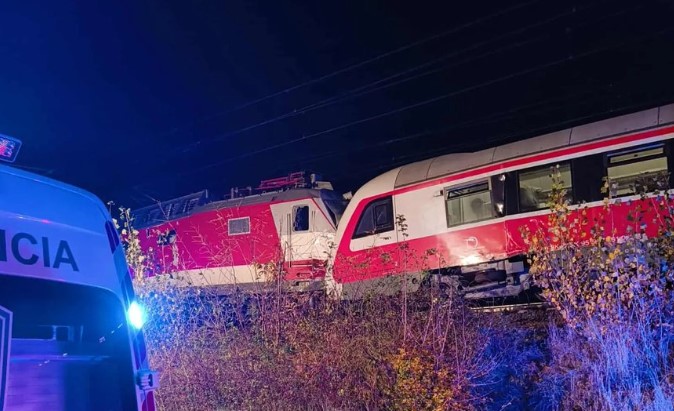 Përplasen dy trena në Sllovaki