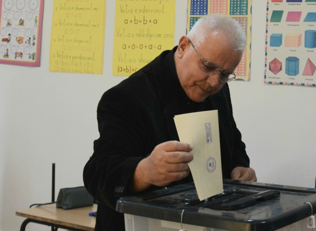 Humbi në Berat përballë kandidatit të PS  reagon Shkarpa  Do vazhdojmë të luftojmë