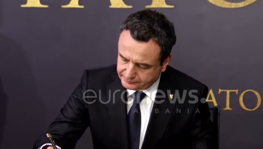 Albin Kurti nderon figurën e Nanos, i shoqëruar nga Albulena Haxhiu