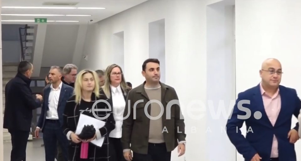 Si do vijojë aksioni opozitar  Gazetari Hoxha jep detaje çfarë deklaruan deputetët