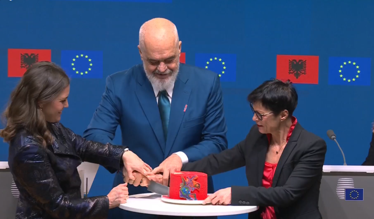 Tortë dhe verë  Rama feston hapjen e grupkapitujve në Bruksel