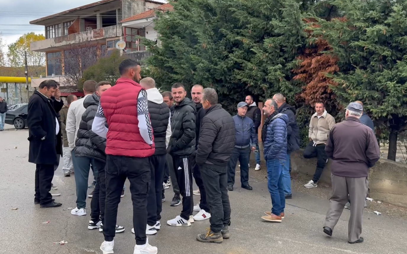 Përplasja në bashki, banorët e Çërravës vijojnë protestën për lirimin e Muçllarit