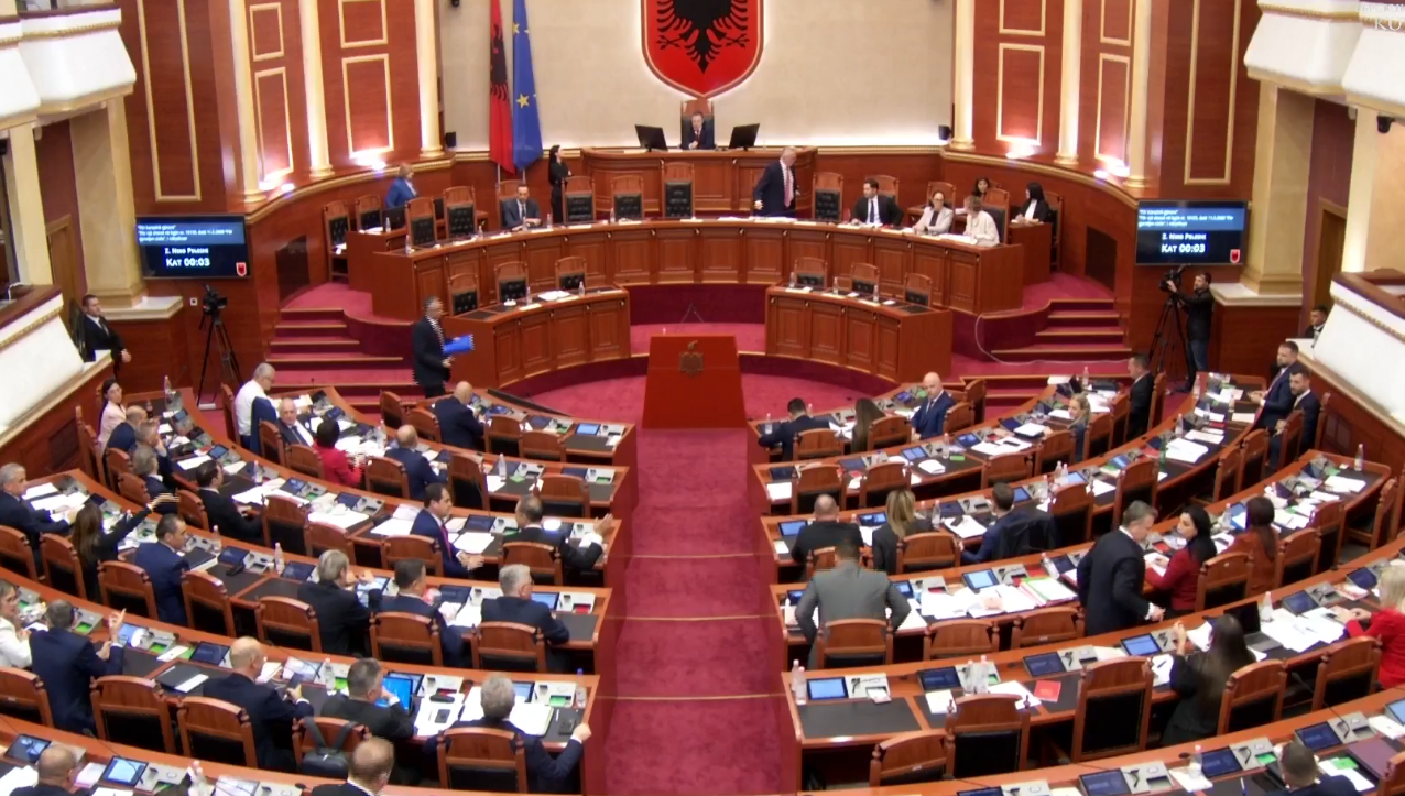 Ndërpritet Kuvendi, PS mbledh deputetët, Balla: Pse Berisha e sulmoi ambasadorin