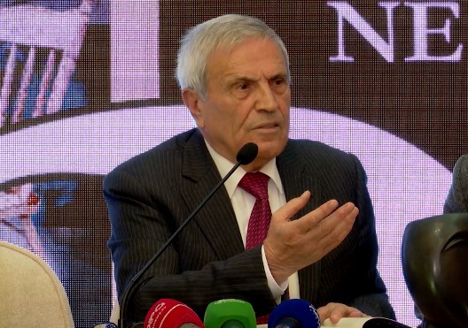 asnje-trokitje-ne-qiell-naim-dokle-sjell-librin-per-njeriun-dhe-vetmine