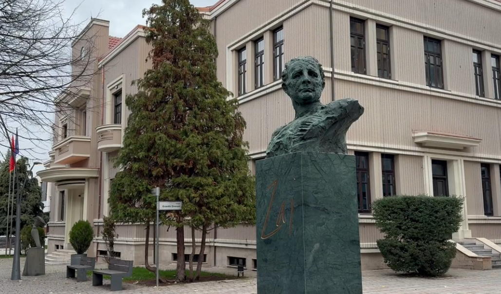 Korça nderon Llazar Fundon, busti i intelektualit vendoset në zemër të qytetit