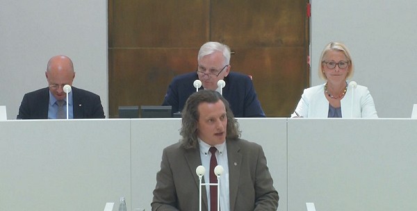 VIDEO  Fjalimi ironik i deputetit gjerman bën xhiron e rrjetit  Të dashur lezbike