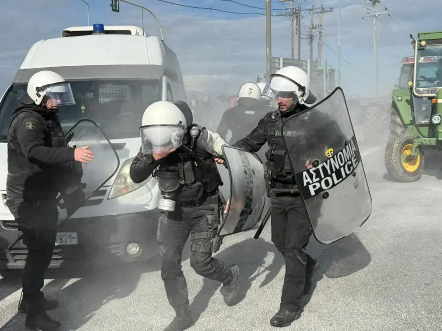 Fermerët protesta në Greqi, bllokojnë autostradat! Arrestohen 3 persona (VIDEO)