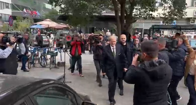 Berisha në SPAK për masën e sigurisë  pritet nga mbështetësit