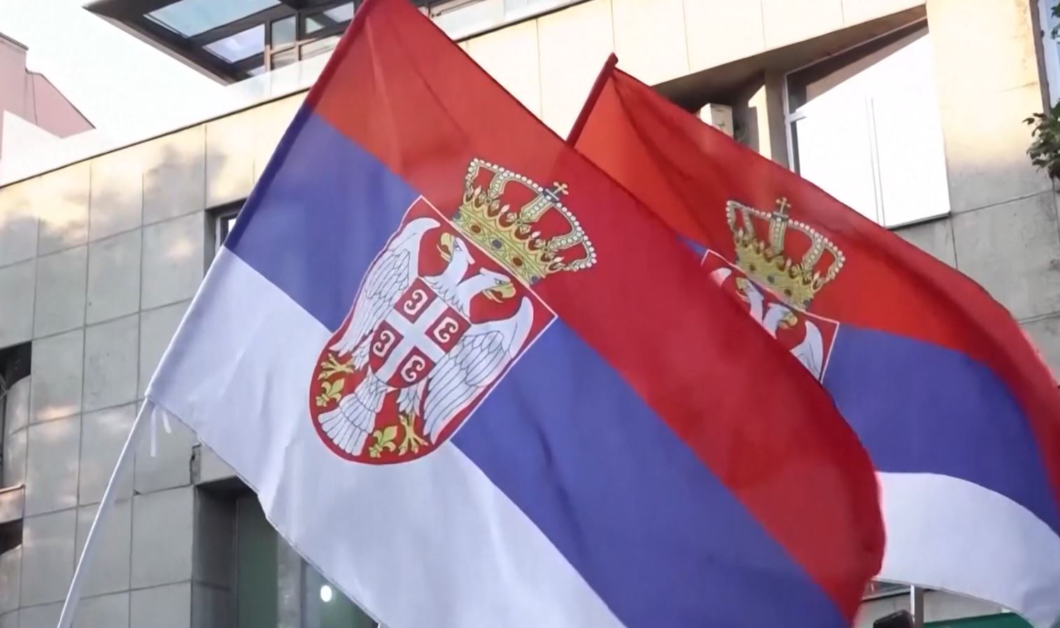 Një vit nga tragjedia e Novi Sadit, mijëra njerëz tubim pranë stacionit hekurudhor