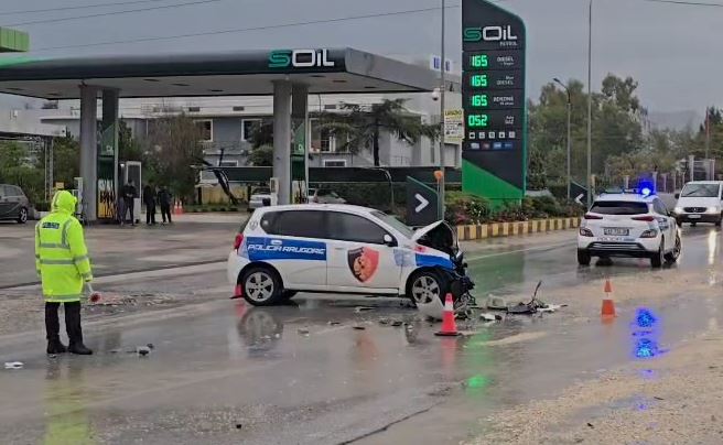 Makina përplaset me automjetin e policisë, plagosen 3 persona në aksin Fier-Patos