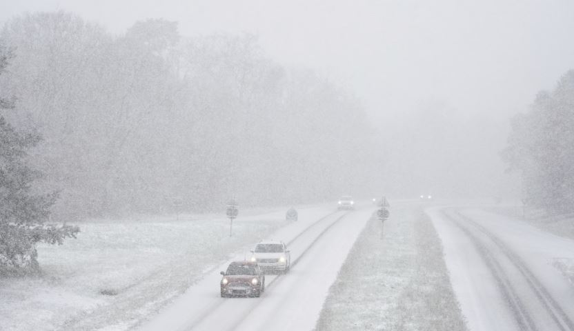 franca-goditet-nga-vala-e-te-ftohtit-pritet-nje-sasi-e-madhe-bore