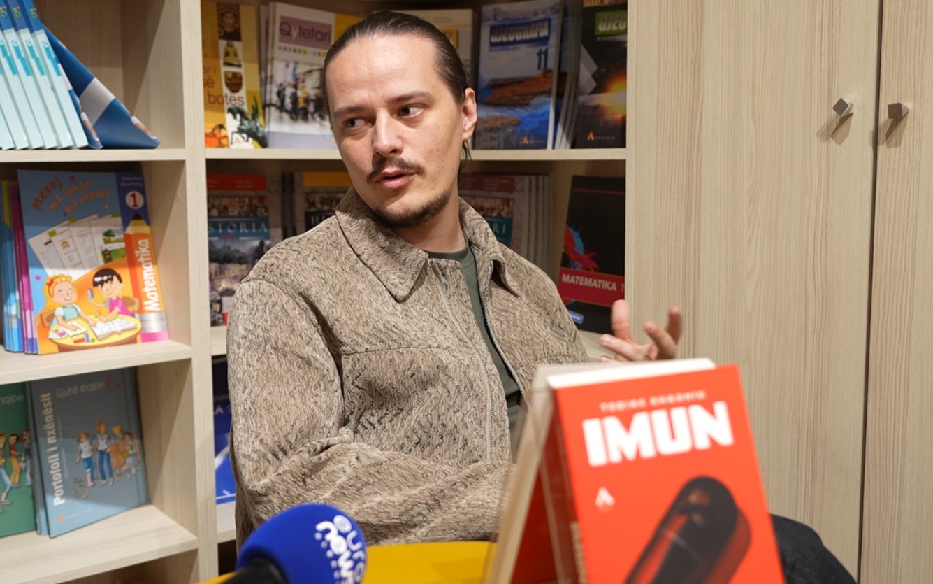 imune-perballe-asaj-qe-na-ben-njerez-tobias-xhaxhiu-promovon-romanin-e-tij